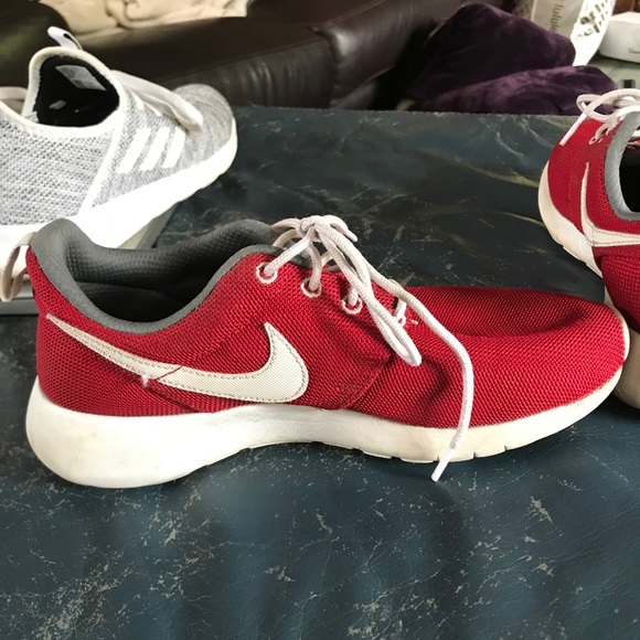 Red Nike roshes - Picture 7 of 7